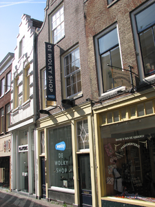 820671 Gezicht op de voorgevel van het pand Lijnmarkt 35 (Schoenwinkel De Wolky Shop ) te Utrecht.N.B. Rond 1890 was in ...